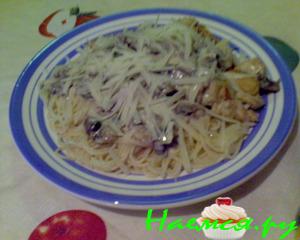 Куриное филе с соусом из грибов и сливок со спагетти