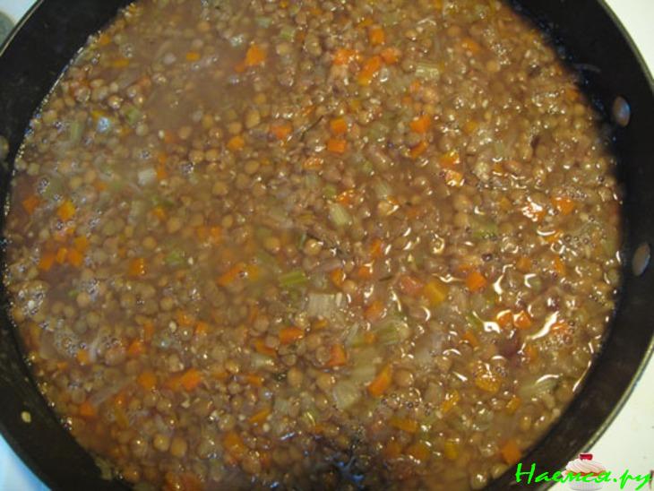 Чечевичный густой суп с овощами, лимонным соком и чесноком