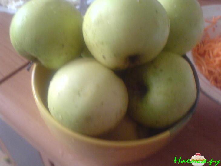 Творожники морковные с яблочным гарниром