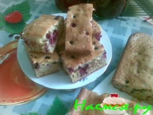 Бисквит с ягодами