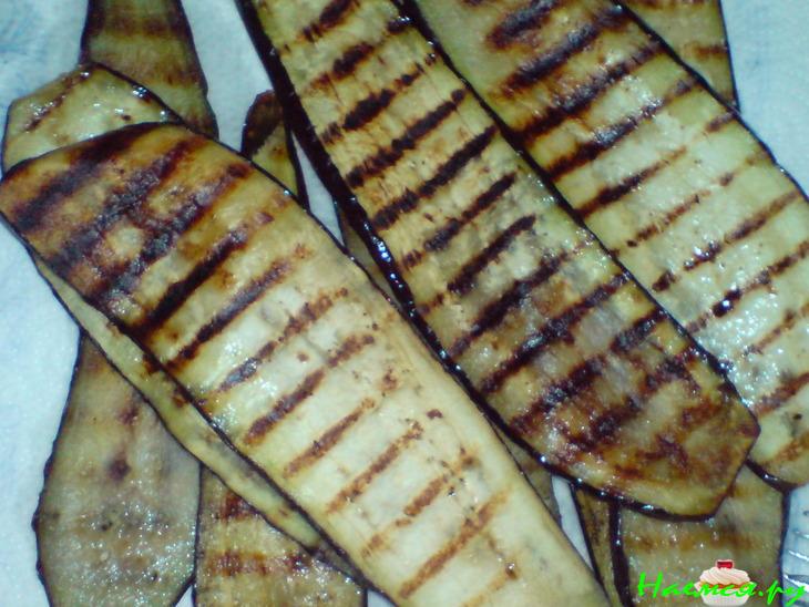 Рулетики из баклажанов с брынзой, кедровыми орешками и пастой из паприки