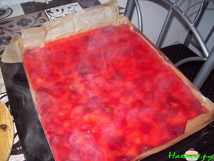 Пирог с ревенем и клубникой