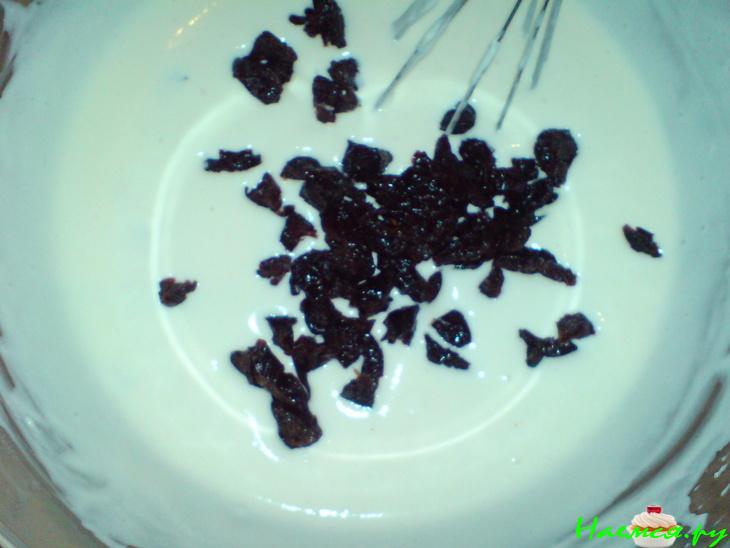 Торт со сметанным суфле и черносливом