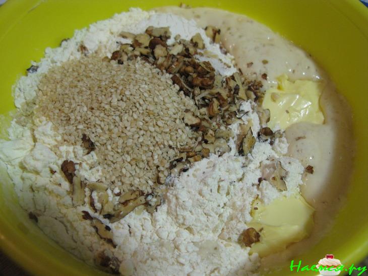 Ароматный медовый хлеб с кунжутом и орехами