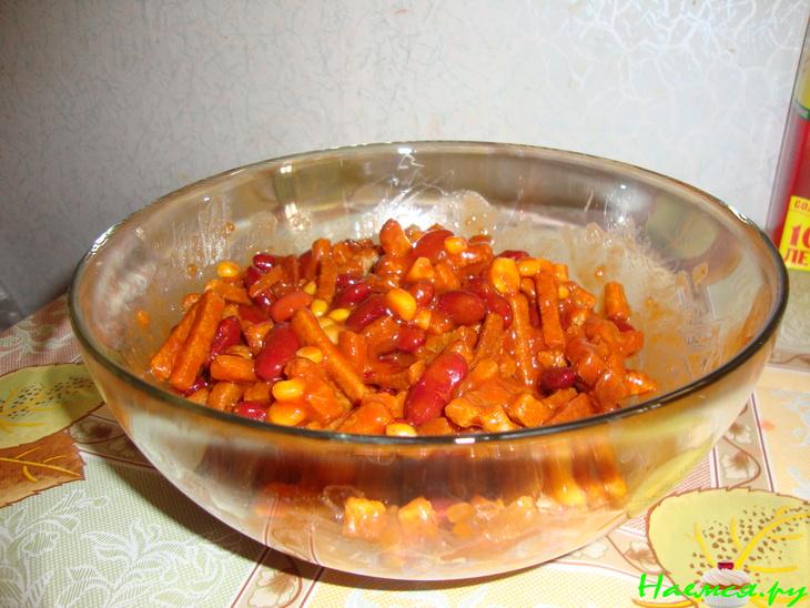 Быстрый фасолевый салат с сухариками Быстрый фасолевый салат с сухариками