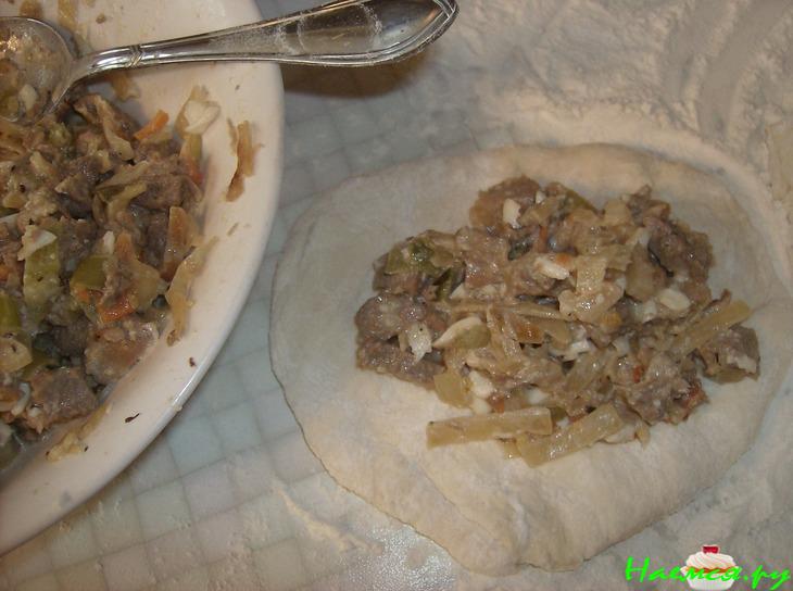 Мини-кулебяки с индейкой и тушенной капустой