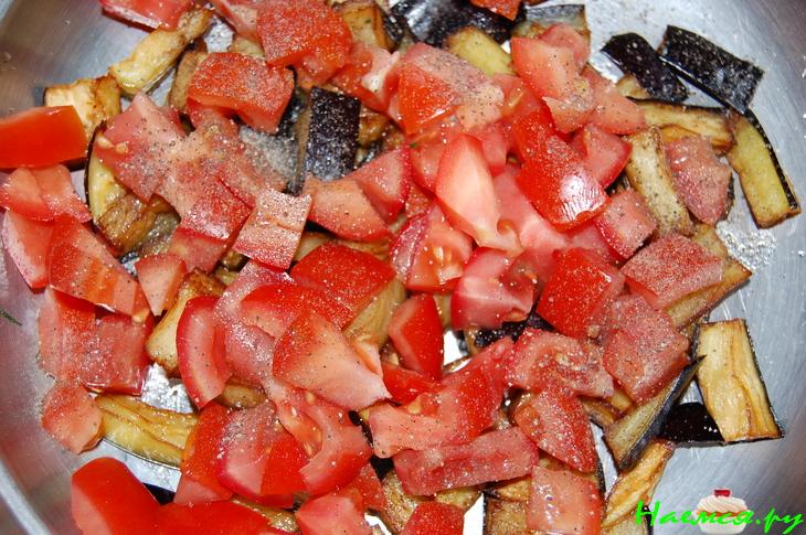 Салат из баклажан и помидор с луком