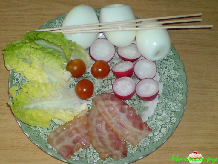 Шашлычки из вареных яиц и овощей