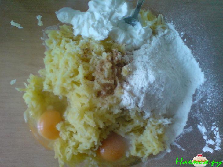 Картофельные котлеты под грибным соусом с брокколи