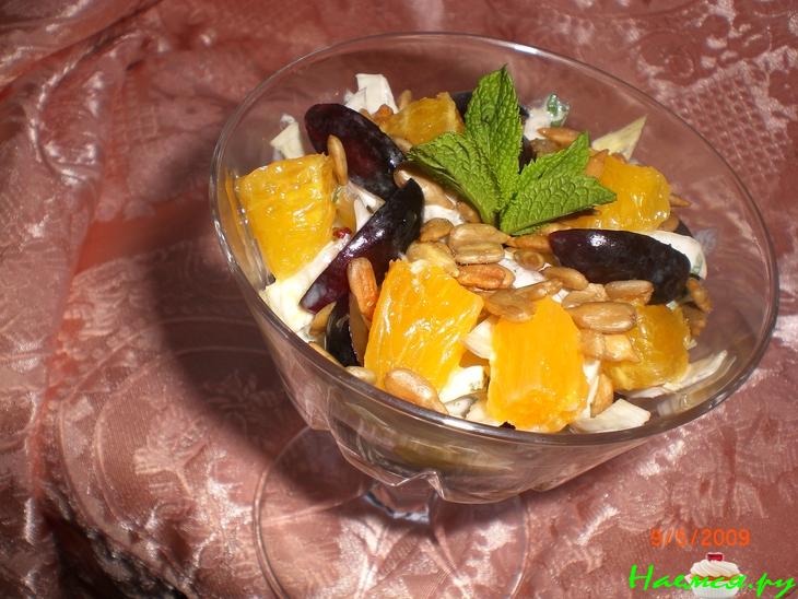Салат-коктейль из цикория и черного винограда