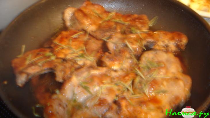 Свинина в яблочном соусе с вином и корицей