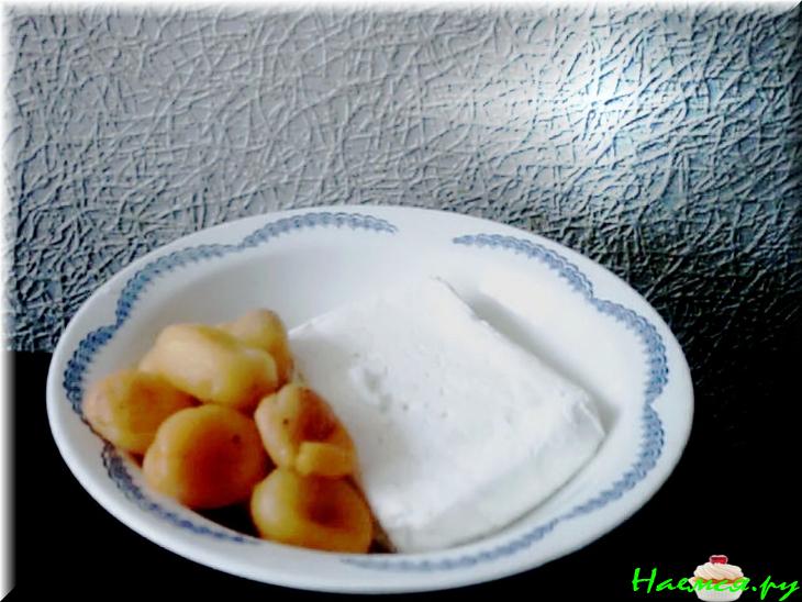 Творожный десерт с курагой и орехами