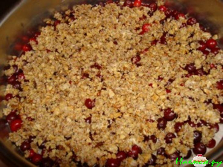 Клюквенный пирог с грецкими орехами