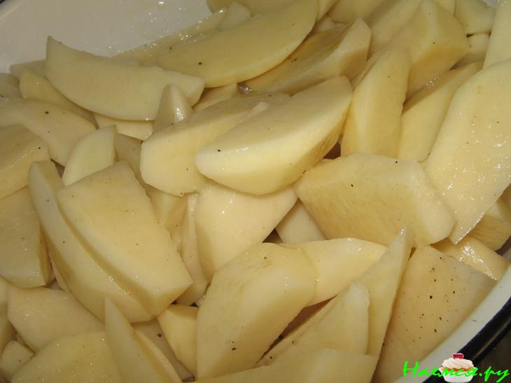 Курица запеченная с картошкой, шампиньонами и чесноком