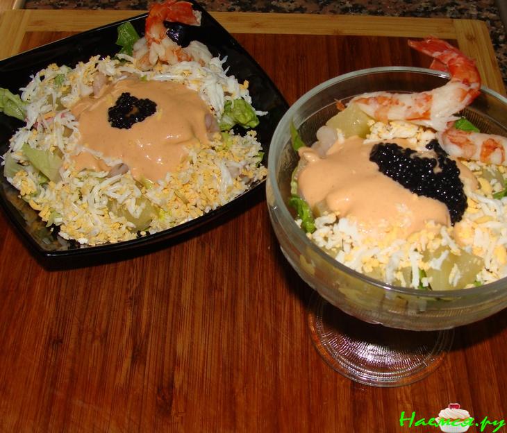 Коктейль с креветками, черной икрой и ананасом