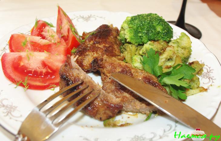 Отбивные из свинины с брокколи Отбивные из свинины с брокколи