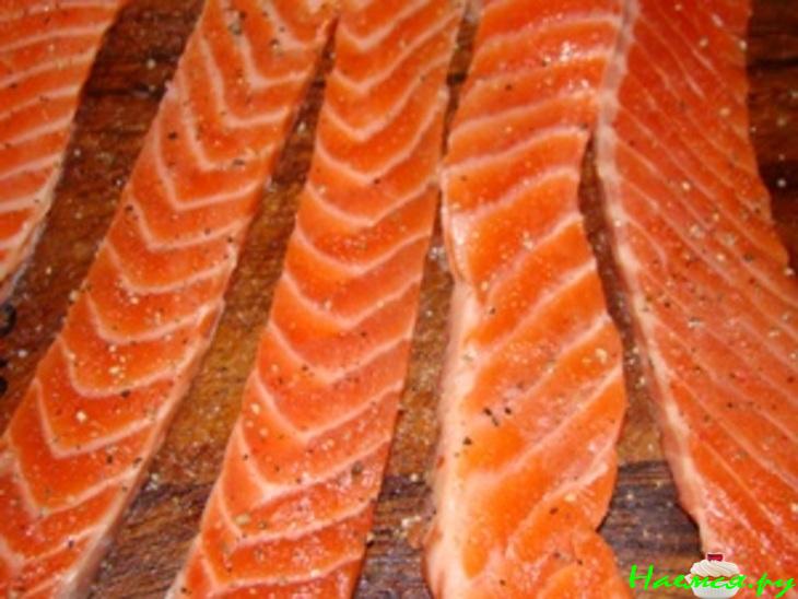 Рулетики из цуккини с семгой и грибным соусом