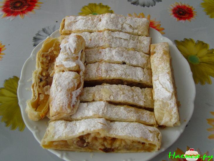 Слоенка с яблоками, изюмом и пудингом