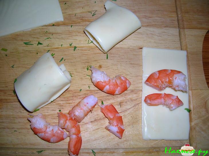 Зразы картофельные с креветками и яйцом под соусом