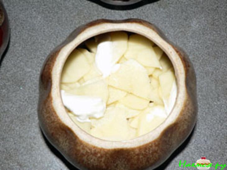 Мясо с шампиньонами в горшочках