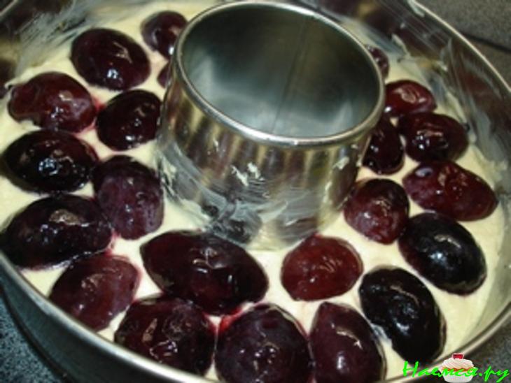 Сливовый пирог с ореховой посыпкой