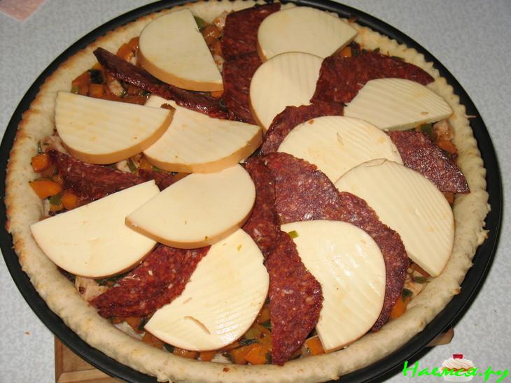 Открытый пирог с тыквой, пеперони и копченым сыром