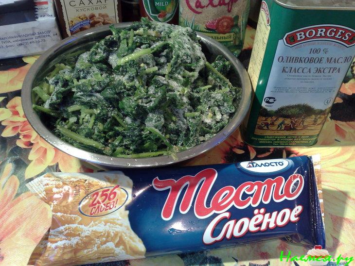 Слоеный пирог со шпинатом и сыром сулугуни