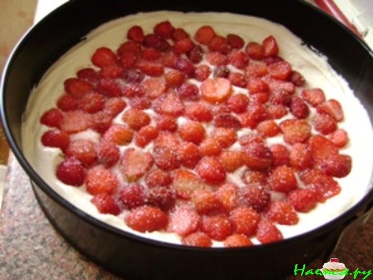 Песочный пирог с клубникой