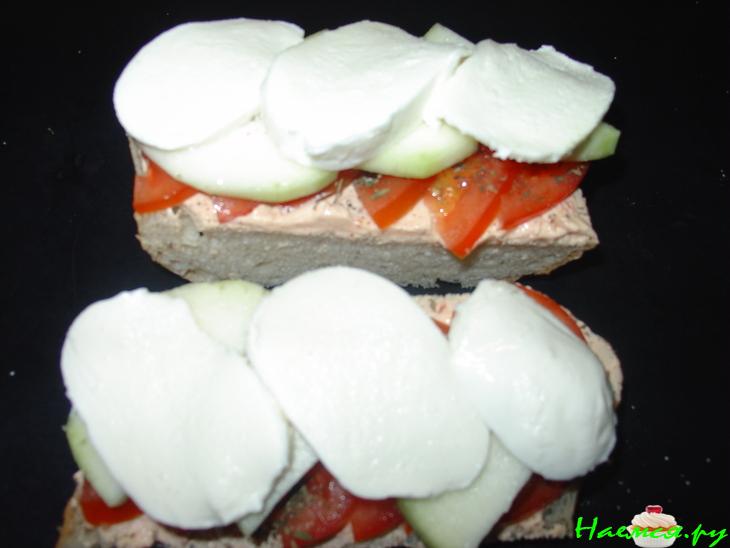 Багет, запеченный с помидорами и кольраби Багет, запеченный с помидорами и кольраби