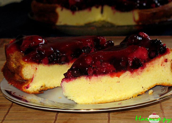Творожный пирог с красными ягодами