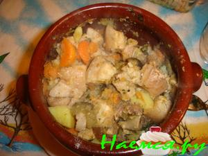 Мясо в горшочках с баклажаном