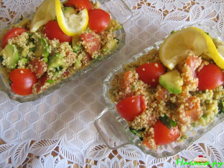 Салат с кус-кусом, авокадо и красной рыбой