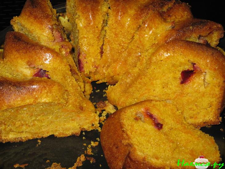Кекс морковный со сливой