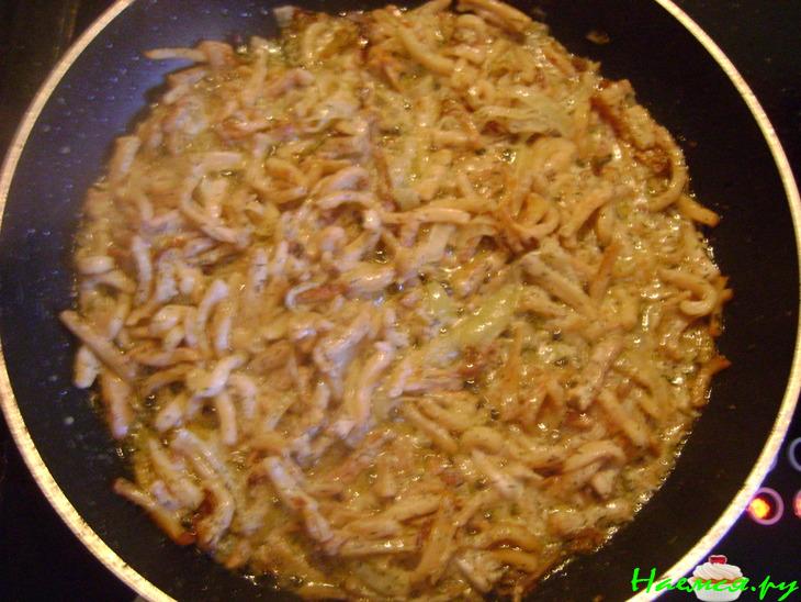 Жареный кальмар в сметане с картофелем