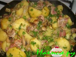 Картофель по-деревенски с копченым беконом и грибами