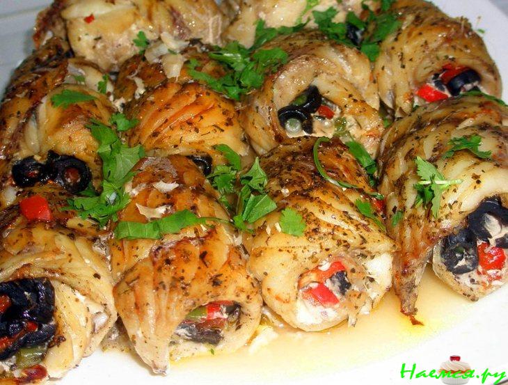 Рыбные рулетики с начинкой из паприки и маслин