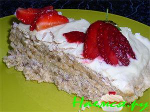 Слоеный десерт с белой глазурью