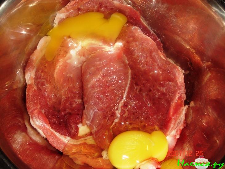 Соус и мясо (отбивные замаринованные в яйце)