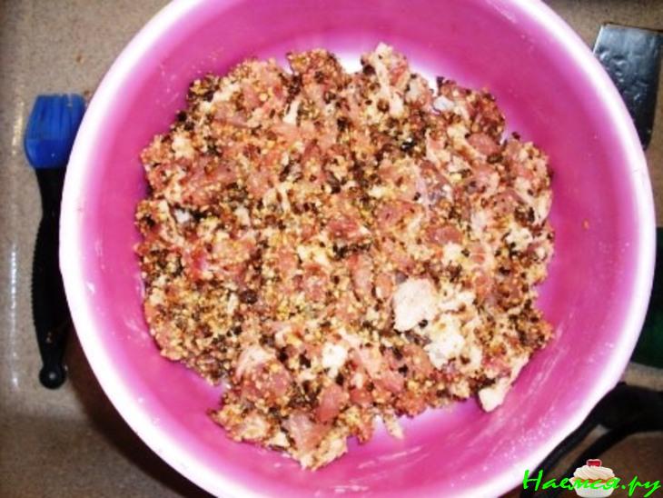 Рулет свиной с черносливом, грецкими орехами, чесноком, горчицей и хреном Рулет свиной с черносливом, грецкими орехами, чесноком, горчицей и хреном