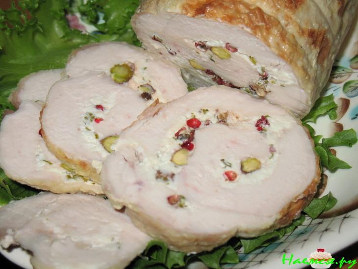 Рулет из куриной грудки с фисташками