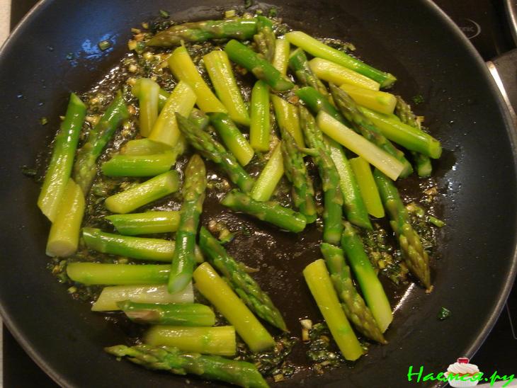 Морские гребешки со спаржей