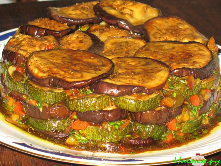 Грилованные баклажаны и цуккини, замаринованные с запечённой паприкой и зеленью