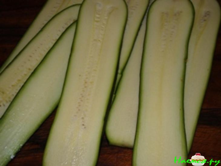 Рулетики из цуккини с семгой и грибным соусом