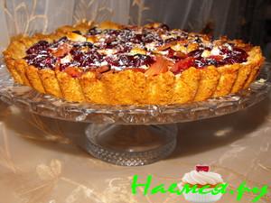 Открытый вишневый пирог с миндалем