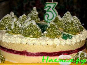 Торт с безе, баварским кремом и малиновой прослойкой "Зима в лесу"