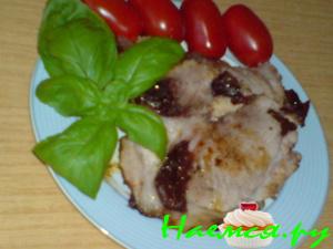 Мясо, запеченное под сметанно-горчичным кремом и нашпигованое черносливом Мясо, запеченное под сметанно-горчичным кремом и нашпигованое черносливом