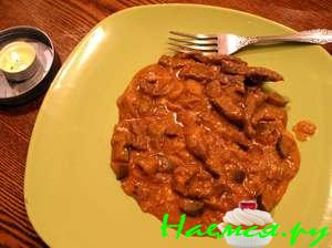 Бефстроганов с грибами и солеными огурцами Бефстроганов с грибами и солеными огурцами