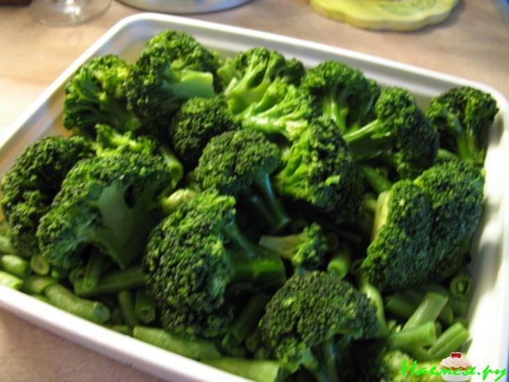 Киш с куриными потрошками, зеленой фасолью и брокколи