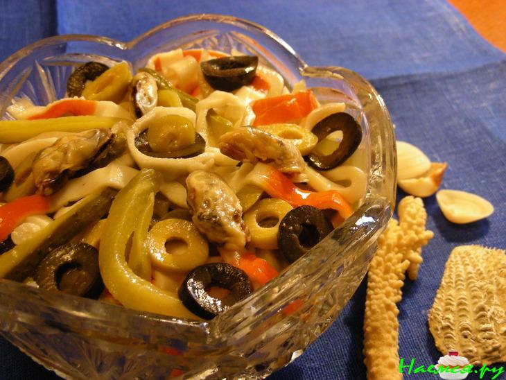 Салат "Морской коктейль" с маринованным огурчиком