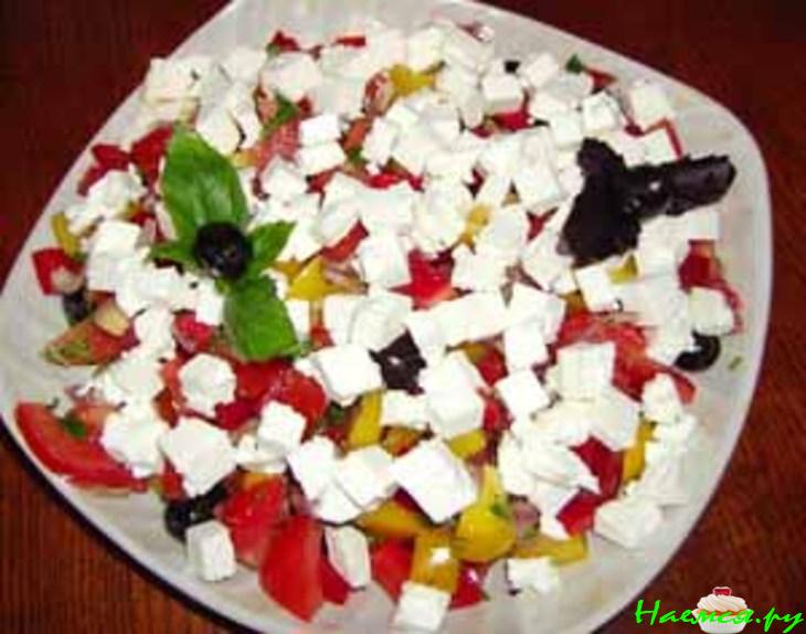 Салат "Греческий" с горчицей и чесноком